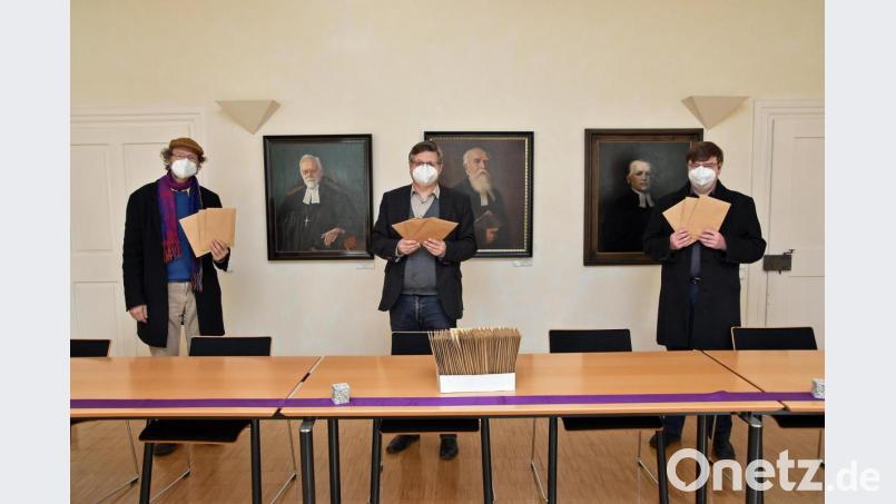 Theo Wißmüller (links), Dekan Karlhermann Schötz (Mitte) und Pfarrer Roland Kurz helfen Bedürftigen mit kostenlosen Masken in Kuverts. Bild: Andreas Royer