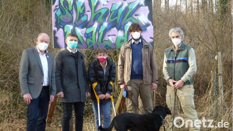 Lokaltermin am Schulwald in Kümmersbruck (von links): Bürgermeister Roland Strehl, Rektor Florian Fuchs, Lehrerin Felicitas Berger, Simon Tangerding (SDW) und Förster Werner Lang. Bild: kal
