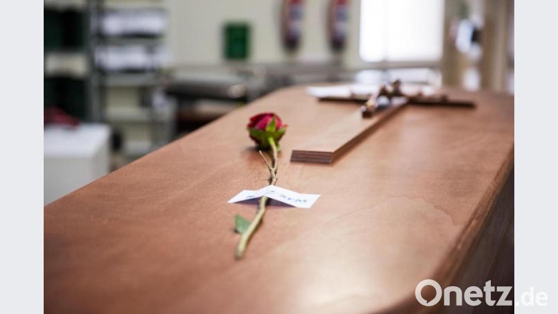 Ein Antrag von CSU und Freien Wählern zur Änderung der Bestattungsverordnung im Landtag sieht eine Erlaubnis für die Friedhofsträger vor, die Sargpflicht zu lockern. Symbolbild: Joaquin Corchero/dpa