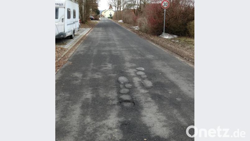 Der strenge Winter hat Schäden hinterlassen, wie hier in der Kirchstraße in Pullenreuth. Bild: twg