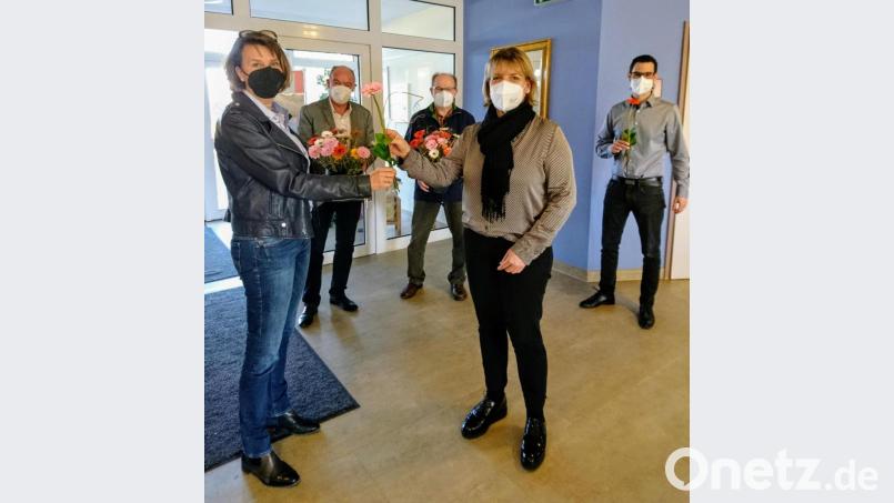 Ein florales Dankeschön überreicht (von links): Zweite Bürgermeisterin Birgit Singer-Grimm, Bürgermeister Roland Strehl, Dritter Bürgermeister Hubert Blödt, AWO-Einrichtungsleiterin Andrea Motzel und AWO-Trainee Manuel Schmidt. Bild: Birgit Singer-Grimm/exb