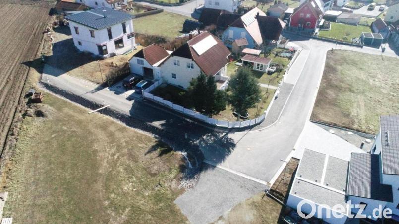 Auf rund 155.000 Euro belaufen sich die umlagefähigen Erschließungskosten für den Ausbau der Regensburger Straße (rechts) und der Oberhausener Straße (links). Bild: bey