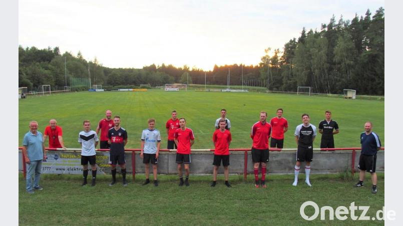 Erstmalig beteiligten sich die Fußballer des TuS/WE Hirschau an der Sportabzeichenaktion. Links DSA-Koordinator Rudi Wild, daneben Trainer Tobias Heindl und ganz rechts Trainer Dominik Dontschenko. Archivbild: fdl