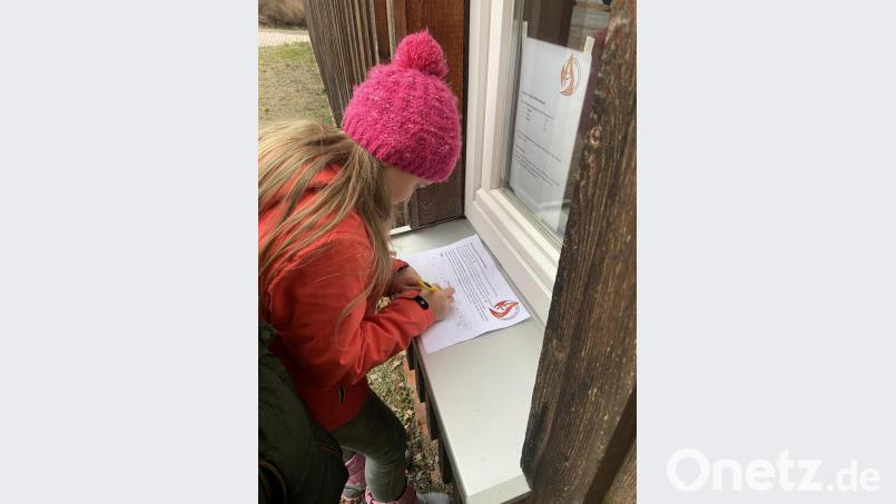 Ein Mitglied der Kinderfeuerwehr hat eine Station gefunden und notiert das Lösungswort. Bild: mld