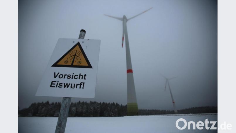 Ein Schild warnt vor Eiswurf von einem Windrad. Bild: Oliver Berg/dpa