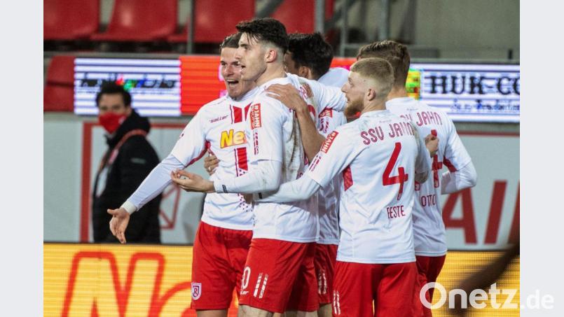 Am Freitagabend jubelten die Spieler des SSV Jahn Regensburg noch über den Sieg gegen Paderborn. Am Montag wurde bekannt, dass sich mehrere Akteure mit dem Coronavirus infiziert haben. Bild: Matthias Balk/dpa