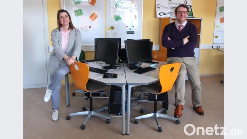 Die Leiter der Staatlichen Wirtschaftsschule, Dr. Michael Völkl (rechts), und Marion Merkle (links) gehen in Zeiten des Distanzunterrichts neue Wege und suchen sich internationale Partner. Bild: Hirsch