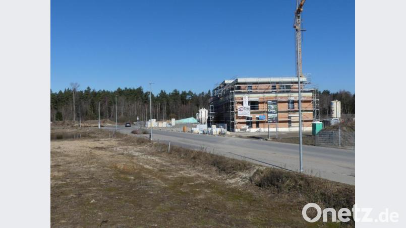 Auf den Parkstreifen im Umfeld des Neubaus der Ritter Group sollen mehrere E-Ladestationen entstehen. Bild: rn