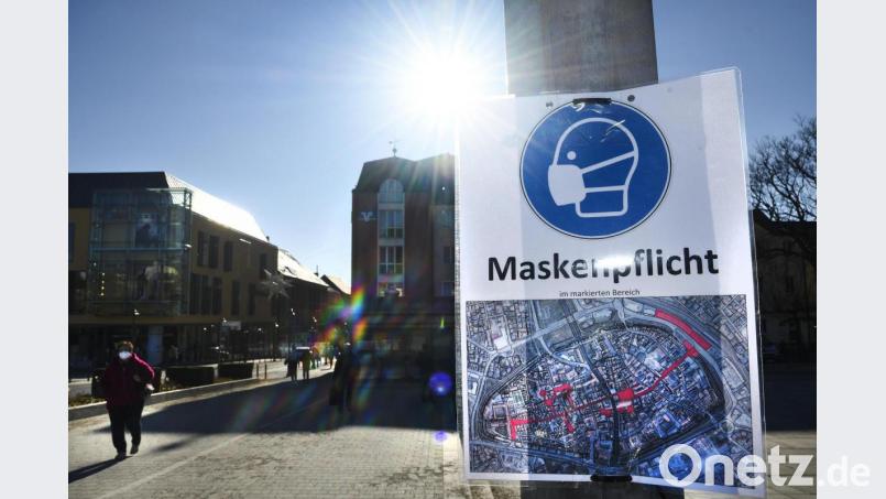 Ab sofort weisen Schilder auf die Maskenpflicht in der Amberger Altstadt hin. Bild: Petra Hartl