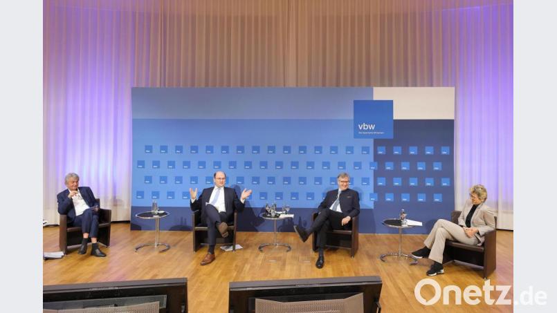 Über die „Besteuerung von Familienunternehmen und ihrer Erben“ diskutierten (von links) VBW-Hauptgeschäftsführer Bertram Brossardt, Bayerns Finanzminister Albert Füracker sowie die Unternehmensvertreter Thomas Dierichs (Diehl-Gruppe) und Angelique Renkhoff-Mücke (Warema). Bild: VBW