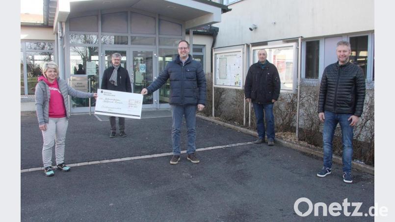 Büchereileiterin Marie Höcht (von links) bedankte sich für die Finanzspritze bei Wolfgang Braun, Harald Bächer, Wilhelm Staufer und Andreas Günthner vom CSU-Ortsverband Fuchsmühl. Bild: wro