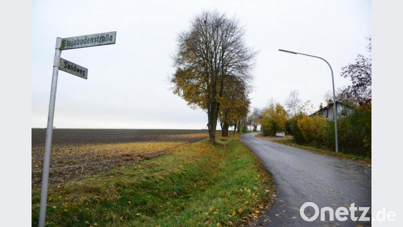 Für den Sandweg hat der Marktgemeinderat eine Tempo-30-Zone beschlossen. Ein Schritt, dem die Polizeinspektion Vohenstrauß mit Polizeihauptkommissar Jakob Stahl nicht folgen kann. Der Marktgemeinderat muss sich jetzt entscheiden, ob er seinen Beschluss aufrecht erhält. Bild: bey