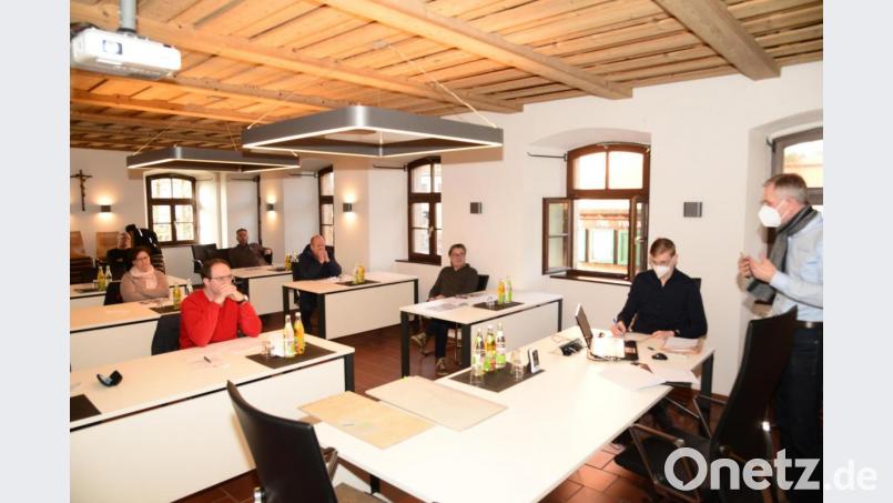 Markus Rösch (rechts) erläutert mit Sabrina Zobek den weiteren Fortgang zur Umgestaltung und Sanierung des Gästeshauses. Bild: bey