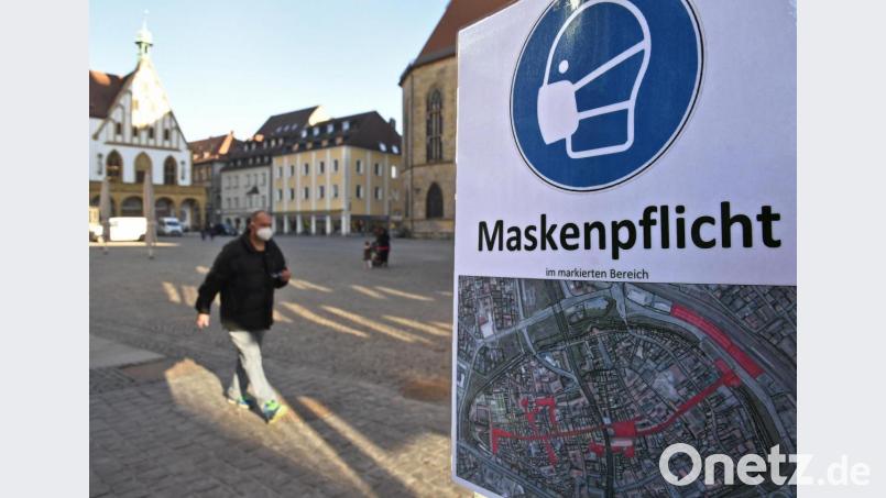Ab sofort weisen Schilder auf die Maskenpflicht in der Amberger Altstadt hin. Bild: Petra Hartl