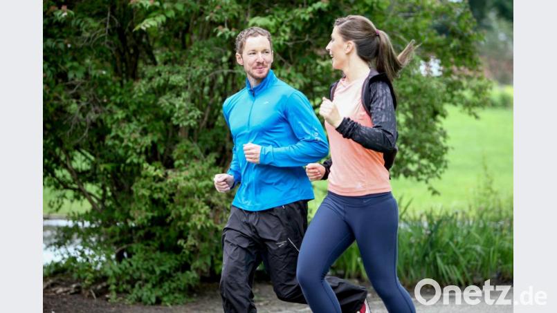 Wer sich beim Laufen noch unterhalten kann, hat genau das richtige Tempo drauf. Symbolbild: Christin Klose/dpa