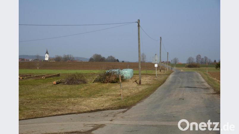 Der kurze Streckenabschnitt der Gemeindeverbindungsstraße Riedlhof - Burkhardsrieth wird ausgebaut. Die Federführung hat die Stadt Pleystein, die auch die entsprechenden Aufträge erteilt und die Maßnahme abrechnet. Bild: bey