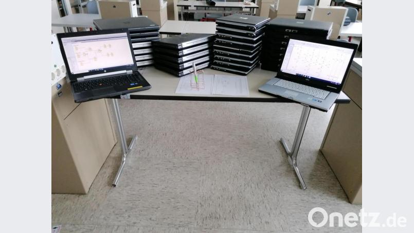 32 Laptops wurden jetzt an der Fachoberschule Marktredwitz verteilt, damit die Schüler von zu Hause aus lernen können. Bild: jr