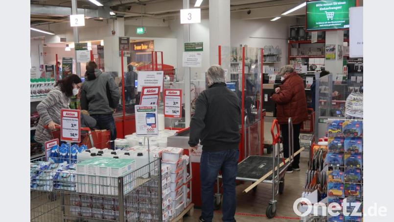 Das Kundenaufkommen am Montag war in Weiden wie an einem normalen Montag im März. Hätte es die Öffnung etwa noch nicht gebraucht? Bild: Kunz
