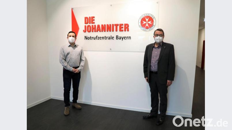 René Niedermayer (links) ist neuer Leiter der Johanniter-Notrufzentrale mit Sitz in Regensburg. Martin Steinkirchner hieß ihn willkommen. Bild: Julia Eisenhut/exb