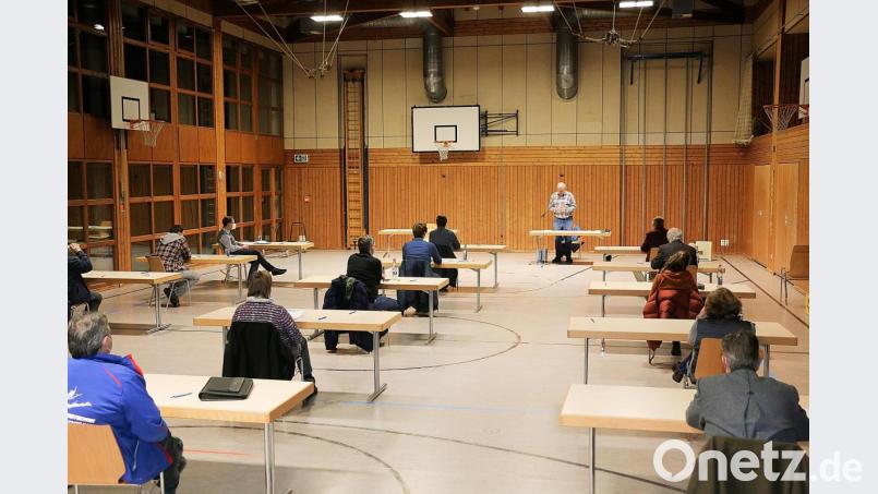 Damit der CSU-Ortsverband seine Jahreshauptversammlung überhaupt durchführen konnte, galt es, in der großen Steinwaldhalle zahlreiche Vorgaben und natürlich Abstands- und Hygieneregeln wegen der Corona-Pandemie einzuhalten. Bild: bsc