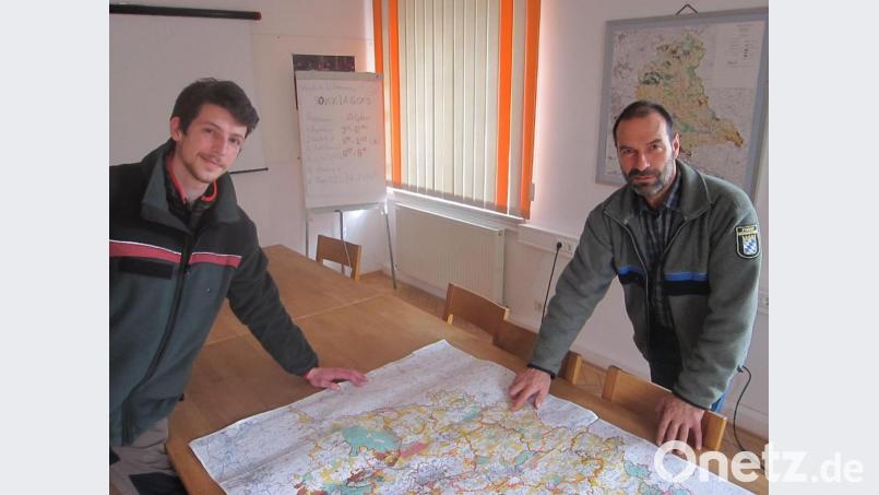 Abteilungsleiter Franz Eichenseer (rechts) weist Johann Renner in seinen Aufgabenbereich ein. Bild: Thomas Groha/AELF Amberg