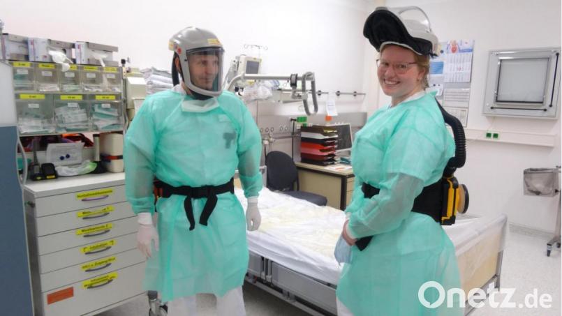 Schutzkleidung und Helme mit Gebläse-Atemschutz müssen Matthias Bohmann und Marina Ehras tragen beim Umgang mit infektiösen Patienten. Bild: hka