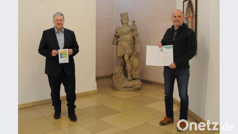 Im Rahmen der Bauausschusssitzung überreichte Landrat Richard Reisinger an Kreisrat Christian Steger, dem Firmeninhaber von Holzbau Steger, die Urkunde für den Umwelt- und Klimapakt Bayern. Bild: Christine Hollederer/exb