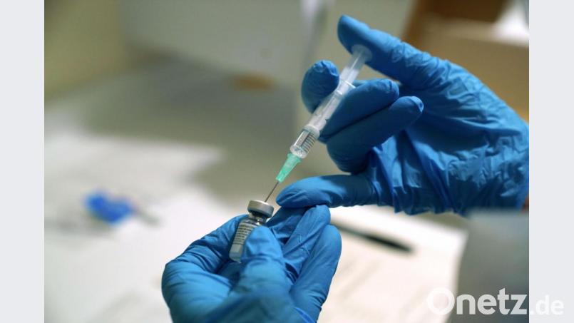 Medizinisches Personal bereitet eine Spritze mit dem Pfizer/Biontech-Impfstoff gegen das Coronavirus vor. Symbolbild: Owen Humphreys/dpa