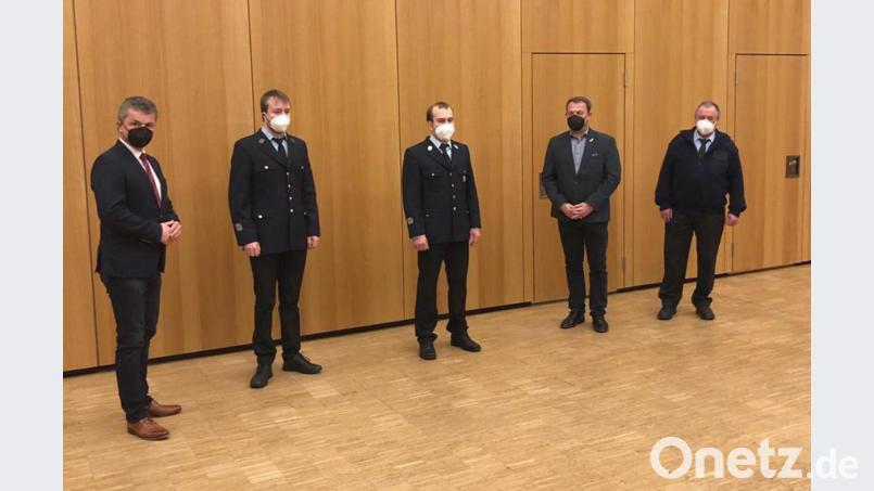 Für die nächsten sechs Jahre übernehmen Kommandant Michael Zeiser (Zweiter von links) und sein Stellvertreter Stefan Demuth (Dritter von links) Verantwortung in der Wehr. Bild: agr