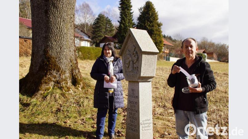 Vorsitzender Hans Herrmann und seine Stellvertreteren Birgit Höcherl stellen die Gläser mit Texten von Aussagen Adolph Kolpings an die Kreuzwegstationen zwischen Moorbad und Magdalenakapelle. Bild: mmj