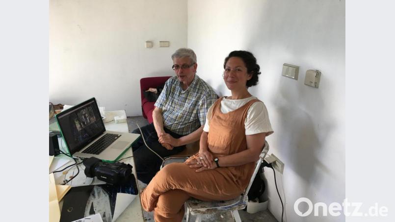 Annie Albagli, hier bei der Arbeit mit Wolfgang Nowak, hat ihren Film „An Action“ fertig. Die Künstlerin arbeitet das Thema WAA auf. Premiere feiert er beim Zwickl-Festival. Bild: ihl
