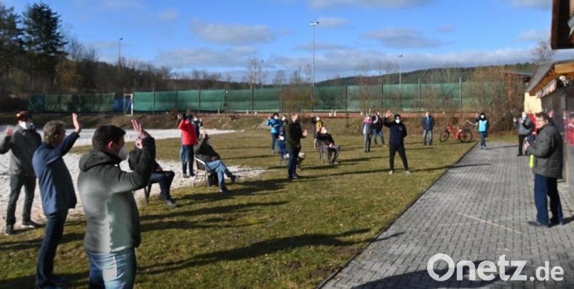 Corona-konform mit Maske, Abstand und im Freien lief am Samstag die zügig verlaufende Mitgliederversammlung des TuS Schnaittenbach unter Leitung des TuS-Vorsitzenden Gerald Dagner (rechts) ab. Bild: gf