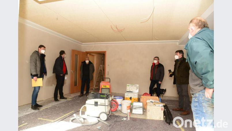 Abstand einhalten heißt es auch für die Mitglieder des Bauausschusses bei der Besichtigung der Baustelle der Kinderkrippe. Architekt Christian Schönberger (Zweiter von rechts) erläutert deshalb in kleinen Runden wie hier mit Bürgermeister Reiner Gäbl (Vierter von links) den aktuellen Stand der Baustelle. Bild: bey