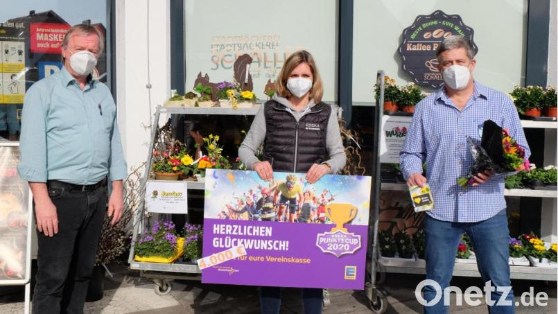 FV-Vorsitzender Robert Liermann nimmt im Namen des Vereins den Gewinn von Laden-Inhaberin Kathrin Kredler-Liermann und Edeka-Bezirksleiter Brand (von rechts) entgegen. Bild: Stefanie Gradl