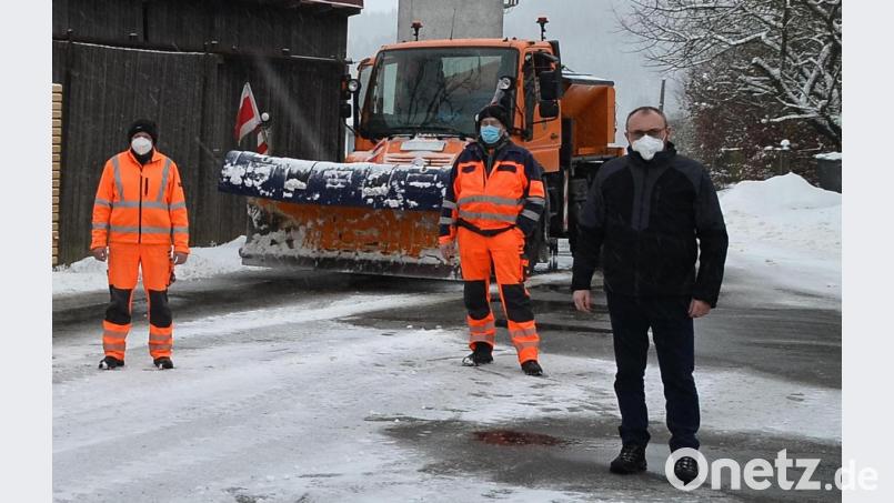 Vom Klärwärter bis zum Team der Freizeitanlage waren die Gemeindearbeiter heuer in den Winterdienst eingebunden. Für den reibungslosen Ablauf gab es von Bürgermeister Markus Bauriedl (rechts) ein riesengroßes Lob. Bild: fjo