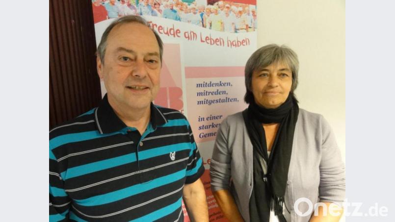 Die KAB-Kreisvorsitzenden Hermann Stadler und Daniela Ernstberger solidarisieren sich für den arbeitsfreien Sonntag. Bild: uz