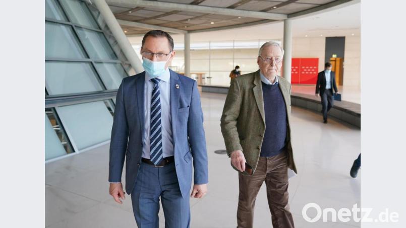 Alexander Gauland (r), Fraktionsvorsitzender der AfD, geht neben Tino Chrupalla, Bundessprecher der AfD nach einem Statement. Die AfD ist vom Verfassungsschutz als rechtsextremistischer Verdachtsfall eingestuft worden. Bild: Michael Kappeler