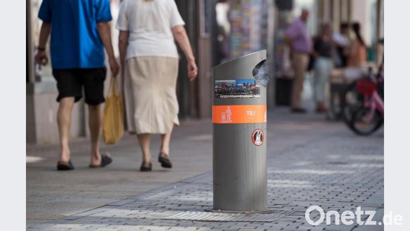 Sehenswürdigkeiten, Läden, Gastronomie, aber auch Mülleimer, die mit digitalen Signalgebern ausgestattet sind, können eine Smart City ausmachen. Das zeigt hier etwa das Beispiel Reutlingen (Baden-Württemberg), wo das alles über eine entsprechende App läuft. Symbolbild: Marijan Murat/dpa