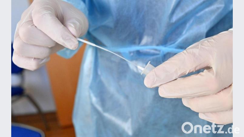 Ein Sanitäter bereitet die Probe für einen Corona-Schnelltest vor. Bild: Peter Kneffel/dpa