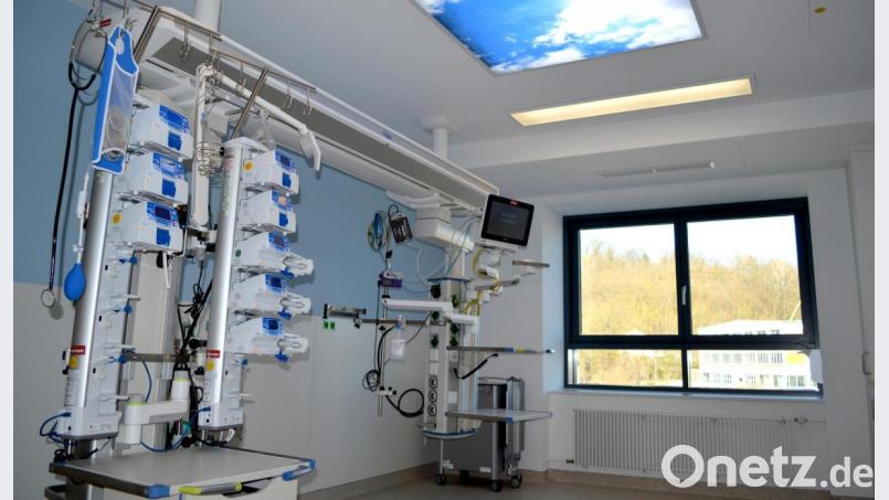 Die Inzidenz im Landkreis Schwandorf sinkt zwar leicht, in den Kliniken – hier ein Symbolbild aus dem Krankenhaus St. Barbara in Schwandorf – werden die Betten aber laut Landratsamt vor allem im Intensivbereich knapp. Symbolbild: Hausmann/exb