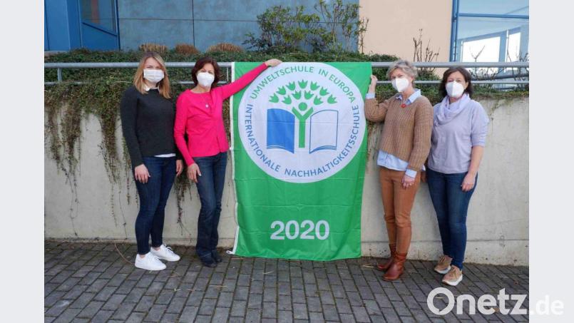 Freuen sich über die Auszeichnung der Kümmersbrucker Grundschule (von links): Umweltbeauftragte Daniela Schmitt, Rektorin Eva Hampel, Umweltbeauftragte Andrea Ferazin und Konrektorin Martina Saffert. Bild: hmp