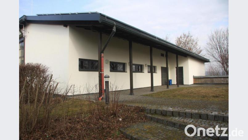 Der aktuelle Plan sieht vor, dass der neue Fluchtweg am linken Ende - im Osten - der Mehrzweckhalle endet. Bürgermeister Wolfgang Braun informierte darüber in der zurückliegenden Sitzung des Marktrates. Bild: wro