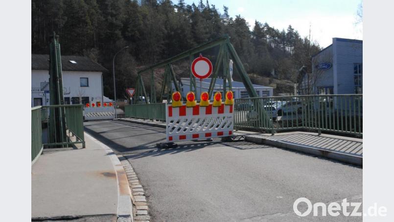 Die Eiserne Brücke in Schmidmühlen ist wegen ihres maroden Zustands seit Monaten gesperrt. Ab März soll sie nun repariert werden. Langfristig wird der Marktrat jedoch eine "große Lösung" finden müssen. Bild: pop