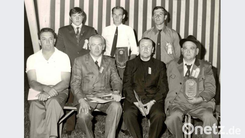 In den 70er Jahren stärkten den Schützenverein (hinten, von links) Schützenmeister Josef Brenner (1973 bis 1977), Gausportleiter Hans Liegl, ehemals Sportleiter bei den 1884ern, zweiter Schützenmeister Pius Hölzl (Schützenmeister von 1967 bis 1968) und (vorne, von links) Vereinswirt und Vorsitzender der Wiedergründung Karl Bauriedl (1951 bis 1954, 1957 bis 1958), Bürgermeister Ludwig Landgraf, Pfarrer Hugo Wagner, Ehrenschützenmeister Hans Siertl (Vorsitzender von 1961 bis 1967, 1969 bis 1972). Bild: gz