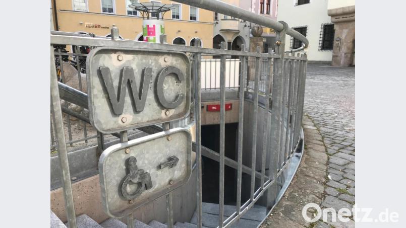 Wer gut zu Fuß ist steigt am Unteren Markt die Treppe zum WC hinab, Menschen mit einer körperlichen Beeinträchtigung werden ins nahe Alte Rathaus (rechts am Bildrand) geschickt. Bild: Gabi Schönberger