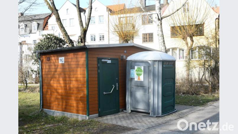 Den Winter über ist das Behinderten-WC in der Kurt-Schumacher-Anlage geschlossen. Das Dixie-Klo nutzen eigentlich die städtischen Arbeiter. Im Notfall helfen sie aber gerne aus. Bild: Gabi Schönberger