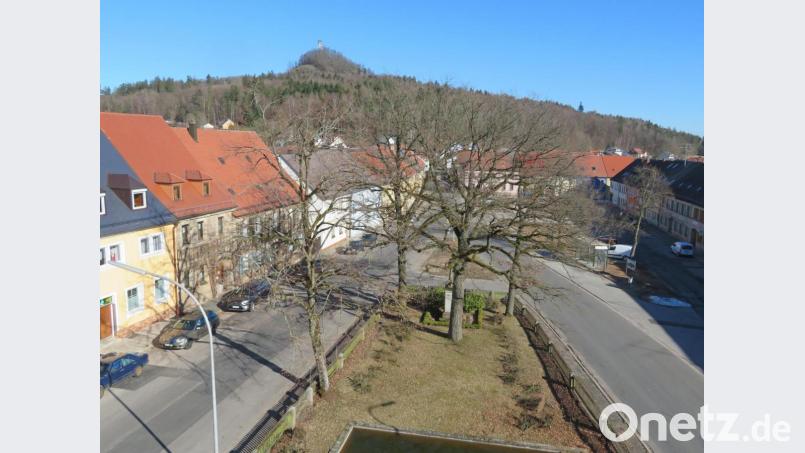 Noch herrscht Ruhe auf dem Marktplatz der Kulmstadt. Doch in spätestens drei Wochen werden die Bagger anrücken und mit den Arbeiten zur Marktplatzsanierung beginnen. Gleichzeitig erneuert der Landkreis die Kreisstraße, die den östlichen Teil des Platzes diagonal durchschneidet. Das Bild zeigt diesen Verlauf der Straße. In der neuen Planung wird die diagonale Straßenführung mit zwei Kurven verkehrsberuhigt. Dadurch entsteht im östlichen Teil ein größerer Platz für Veranstaltungen. Bild: ow