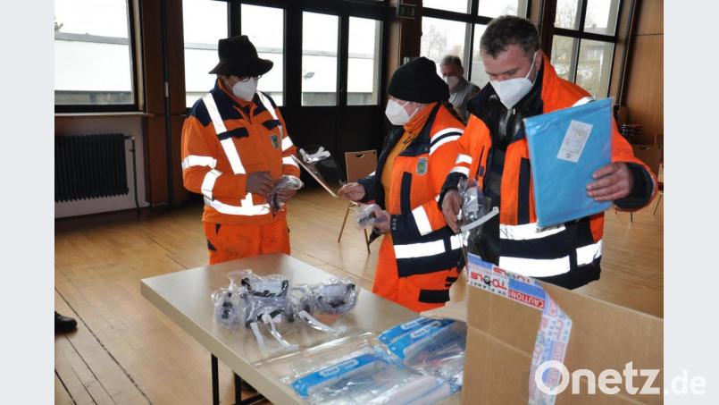 Ausgabe der Schutzbekleidung für die korrekte Durchführung der Schnelltests. Bild: ws