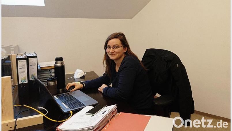 Anna-Sophie Birchner verknüpft als ILE-Koordinatorin an ihrem Schreibtisch die Fäden für ein smartes Gesundheitsnetzwerk. Dass sie dabei aktuell im München sitzt und trotzdem in Neuburg präsent ist, ist eine Beispiel dafür, was die Zukunft bereit halten könnte. Bild: Birchner/exb