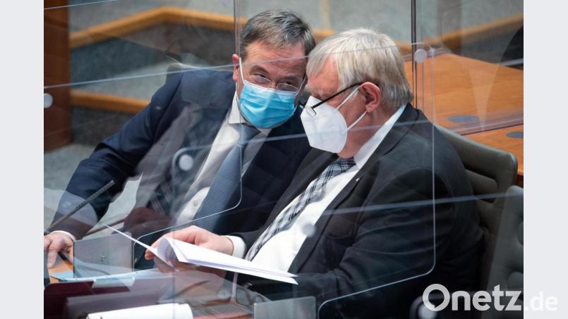 Der nordrhein-westfälische Ministerpräsident Armin Laschet (CDU, links), spricht im Plenum des Landtages mit seinem Gesundheitsminister Karl-Josef Laumann (CDU). Bild: Federico Gambarini/dpa